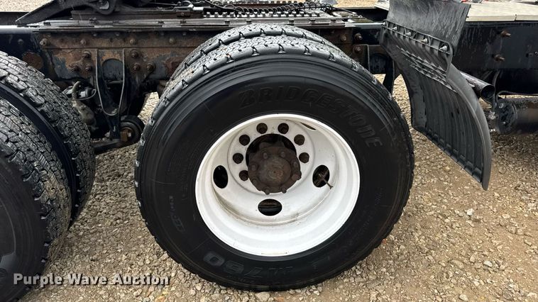 image for item DO2218 2003 International 9200i semi truck