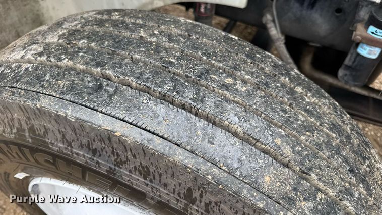 image for item DO2218 2003 International 9200i semi truck