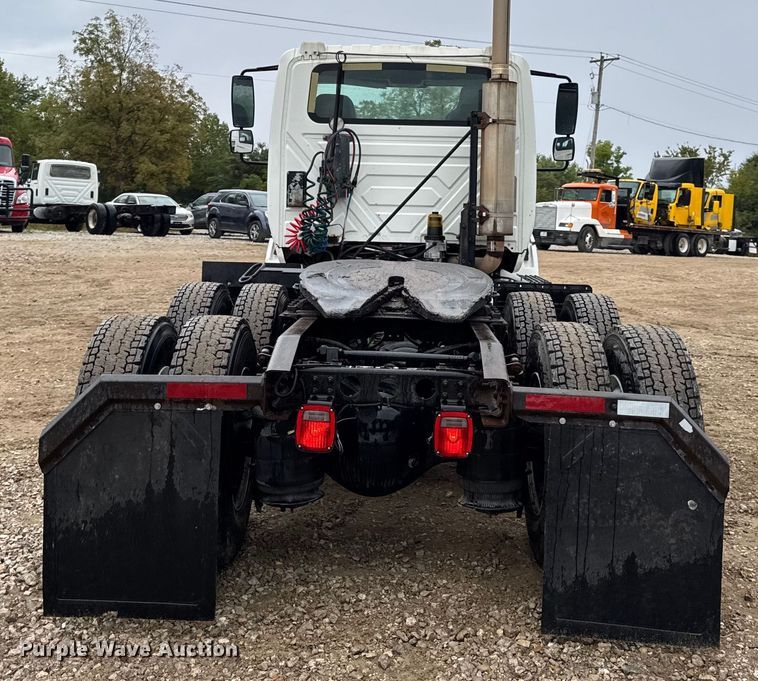 image for item DO2219 2007 International 8600 semi truck