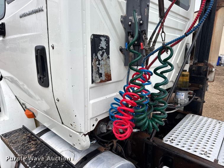 image for item DO2219 2007 International 8600 semi truck