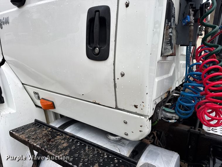 image for item DO2219 2007 International 8600 semi truck