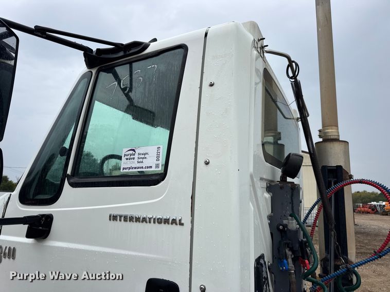 image for item DO2219 2007 International 8600 semi truck