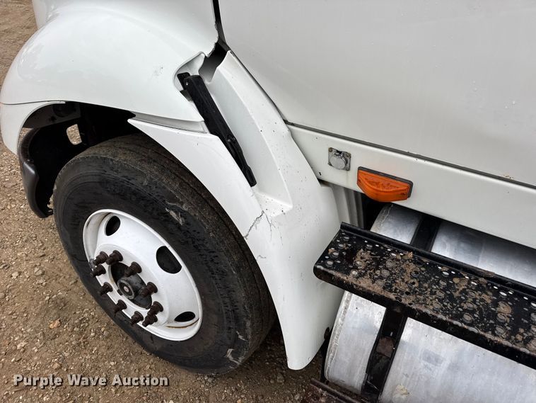 image for item DO2219 2007 International 8600 semi truck