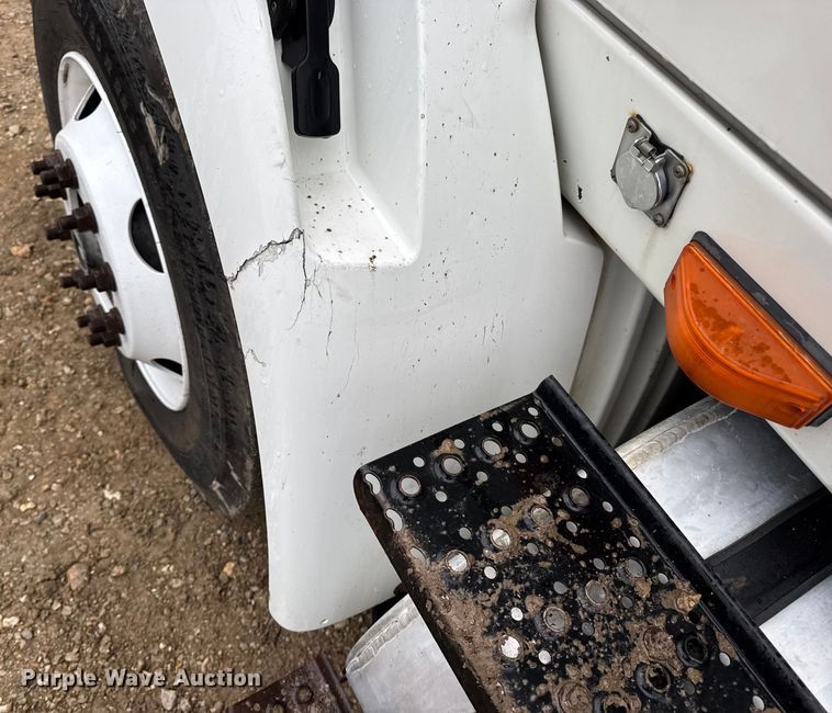 image for item DO2219 2007 International 8600 semi truck