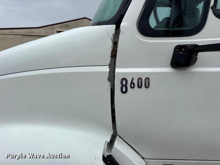 image for item DO2219 2007 International 8600 semi truck