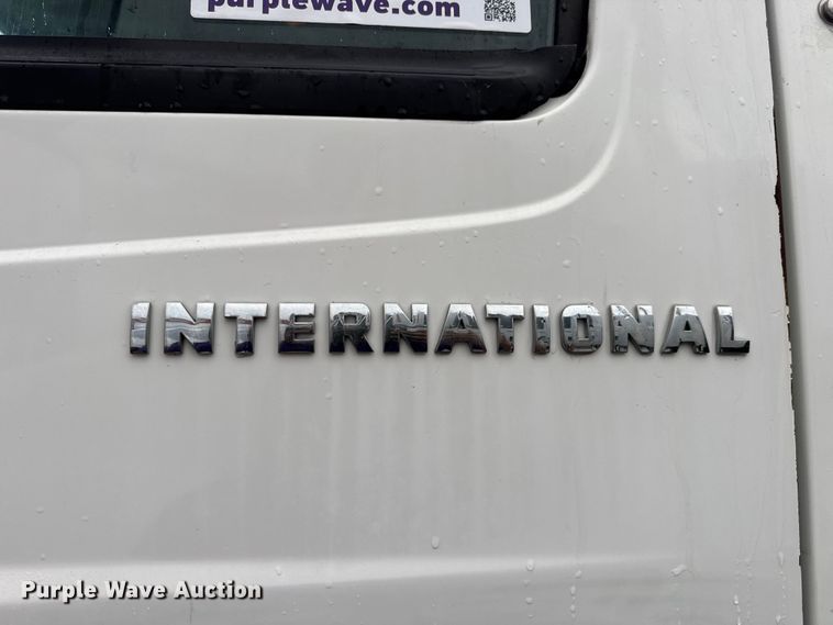 image for item DO2219 2007 International 8600 semi truck
