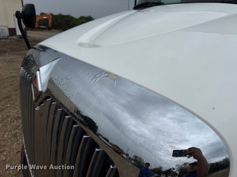 image for item DO2219 2007 International 8600 semi truck