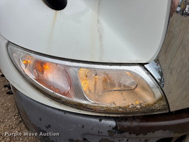 image for item DO2219 2007 International 8600 semi truck