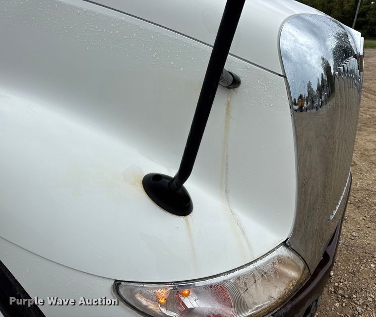 image for item DO2219 2007 International 8600 semi truck