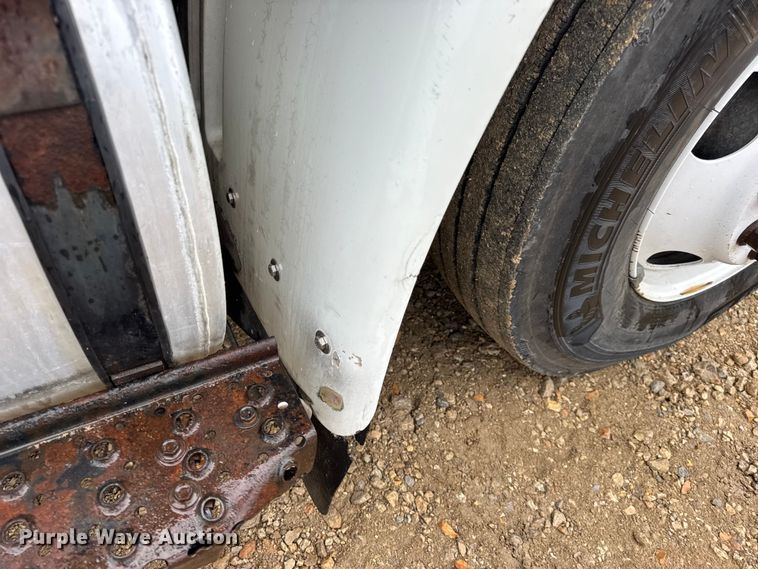 image for item DO2219 2007 International 8600 semi truck