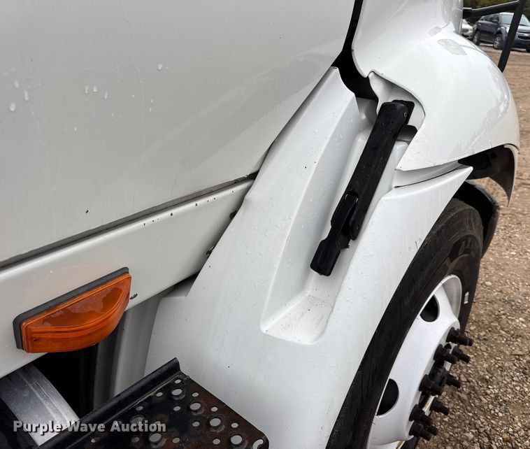 image for item DO2219 2007 International 8600 semi truck