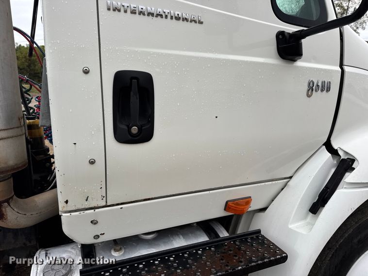 image for item DO2219 2007 International 8600 semi truck