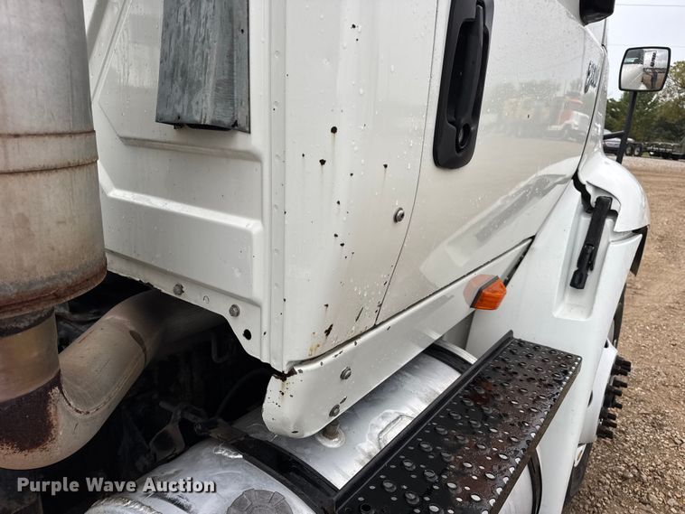 image for item DO2219 2007 International 8600 semi truck