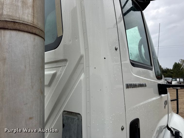 image for item DO2219 2007 International 8600 semi truck