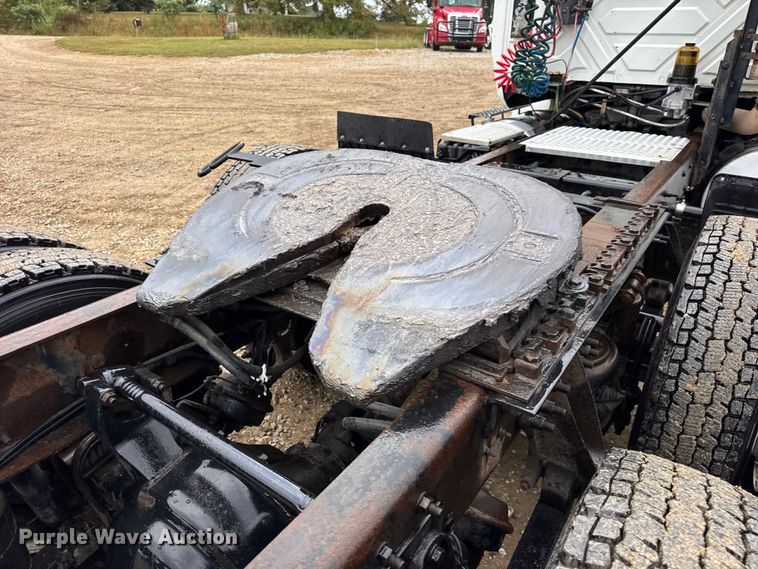 image for item DO2219 2007 International 8600 semi truck