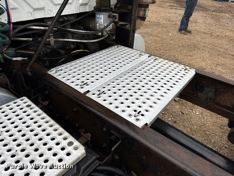 image for item DO2219 2007 International 8600 semi truck