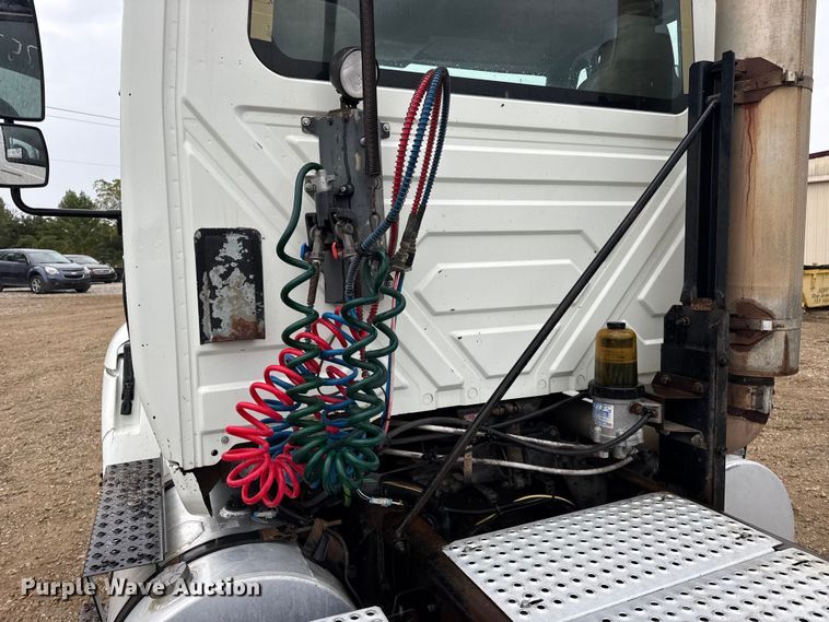 image for item DO2219 2007 International 8600 semi truck