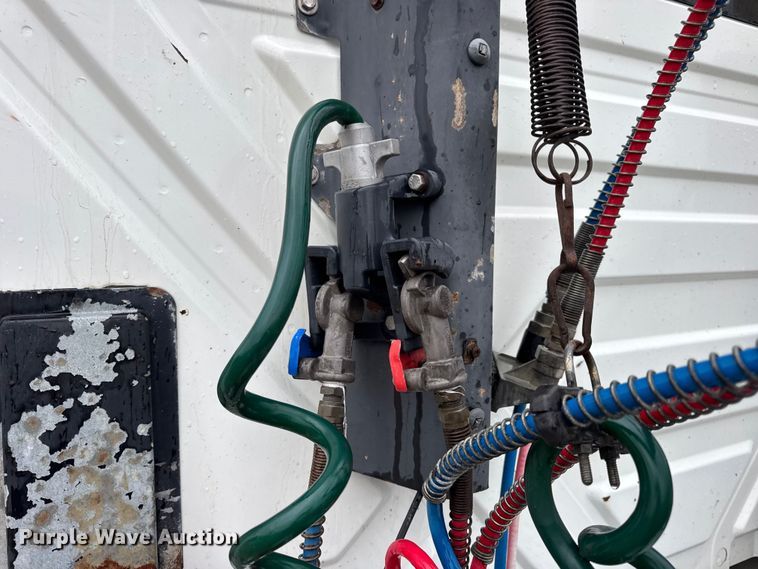 image for item DO2219 2007 International 8600 semi truck