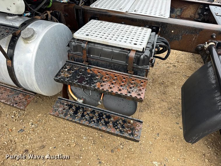 image for item DO2219 2007 International 8600 semi truck