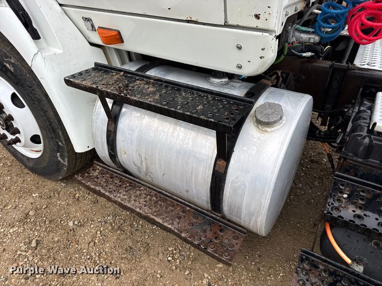 image for item DO2219 2007 International 8600 semi truck