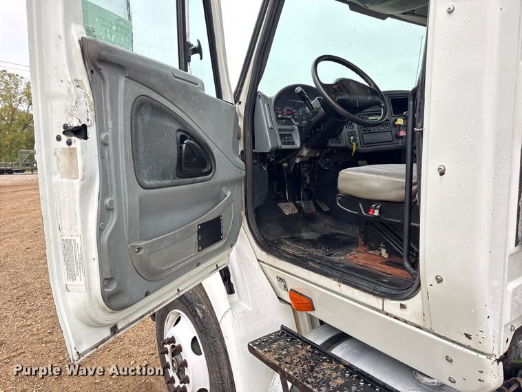 image for item DO2219 2007 International 8600 semi truck