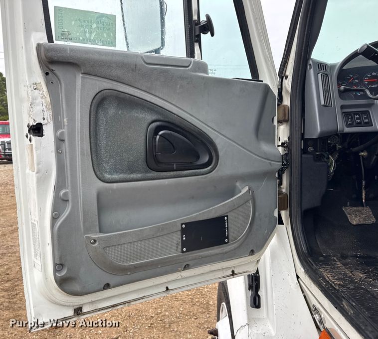 image for item DO2219 2007 International 8600 semi truck