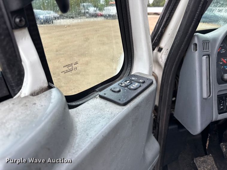 image for item DO2219 2007 International 8600 semi truck