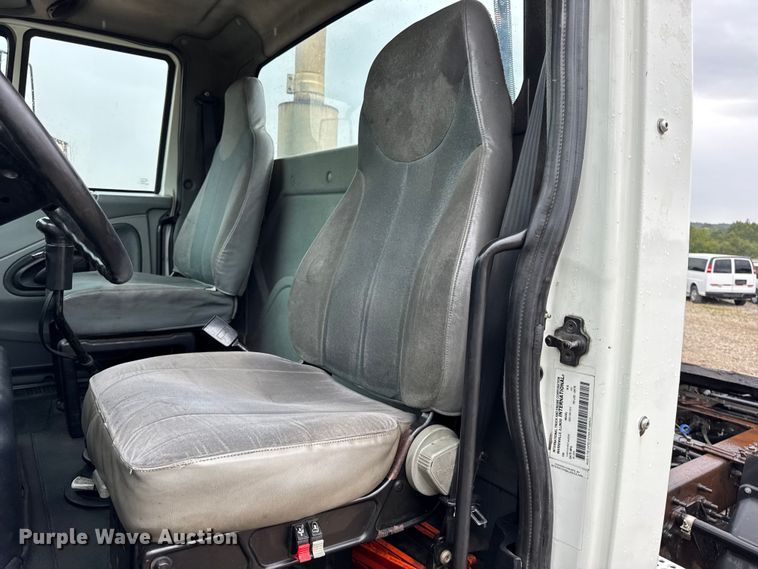 image for item DO2219 2007 International 8600 semi truck