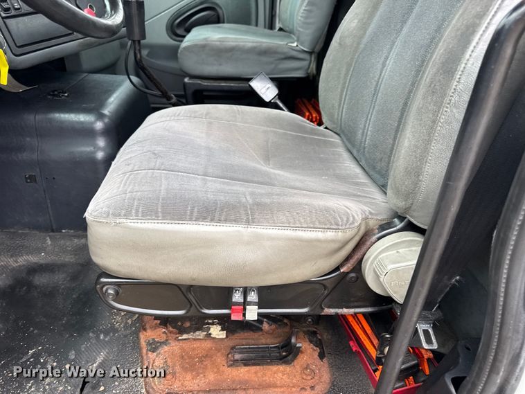 image for item DO2219 2007 International 8600 semi truck