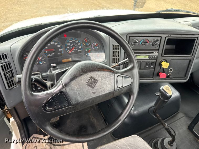 image for item DO2219 2007 International 8600 semi truck