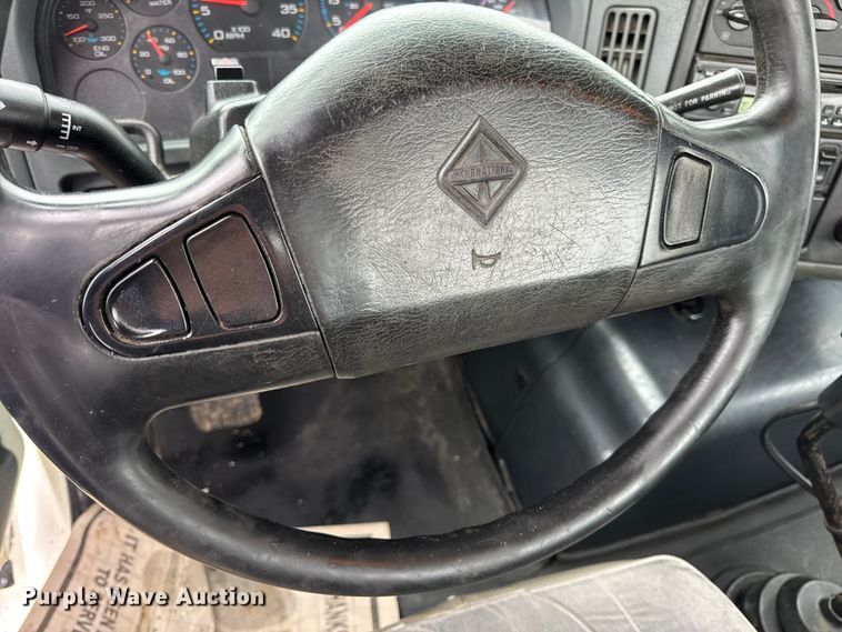 image for item DO2219 2007 International 8600 semi truck