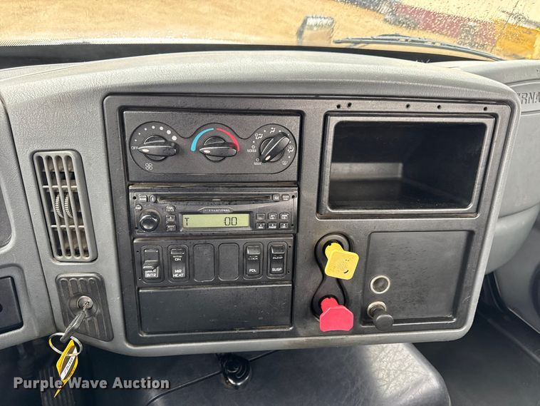 image for item DO2219 2007 International 8600 semi truck