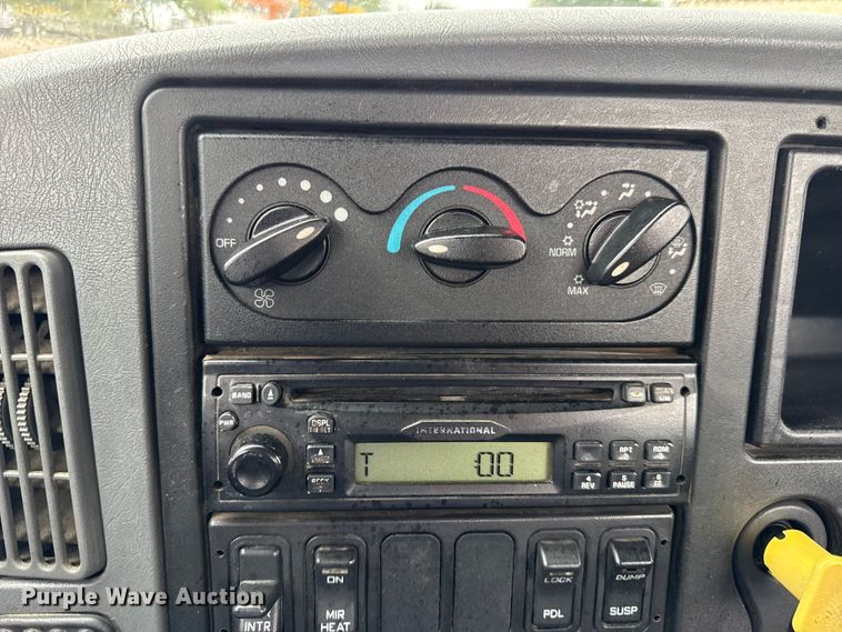 image for item DO2219 2007 International 8600 semi truck