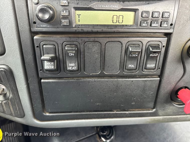 image for item DO2219 2007 International 8600 semi truck