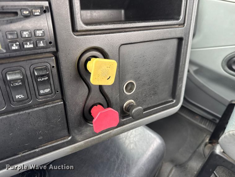 image for item DO2219 2007 International 8600 semi truck