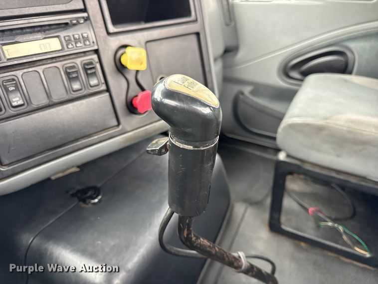 image for item DO2219 2007 International 8600 semi truck