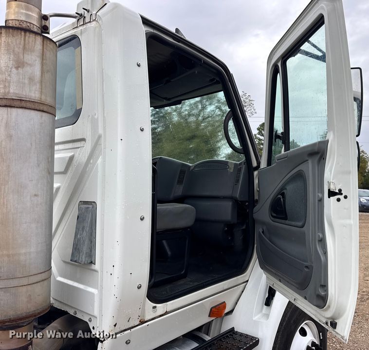 image for item DO2219 2007 International 8600 semi truck