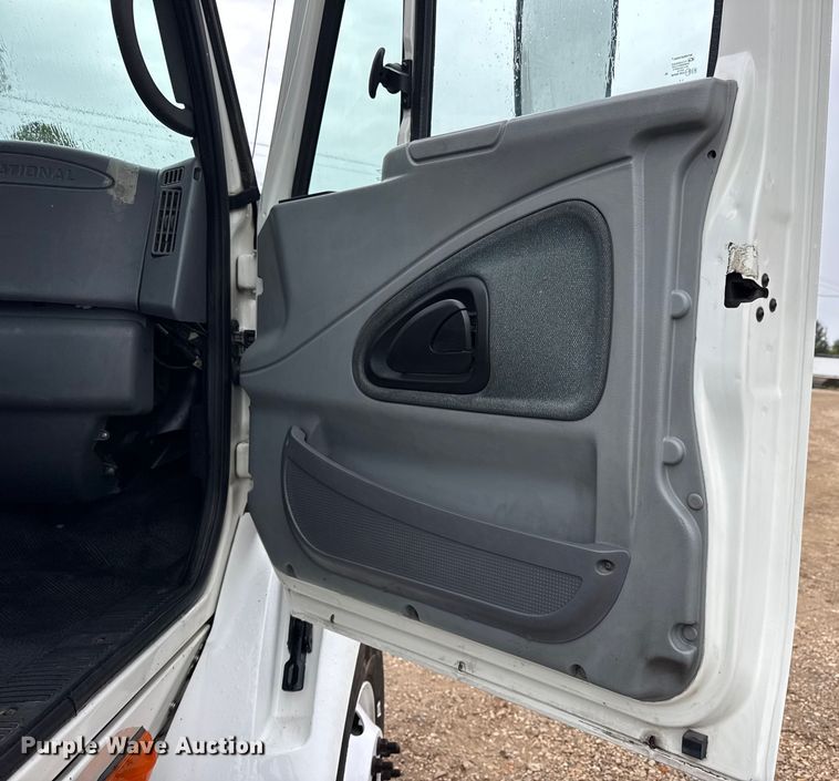 image for item DO2219 2007 International 8600 semi truck