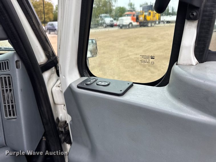 image for item DO2219 2007 International 8600 semi truck