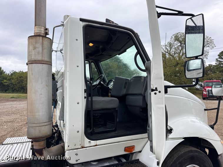 image for item DO2219 2007 International 8600 semi truck