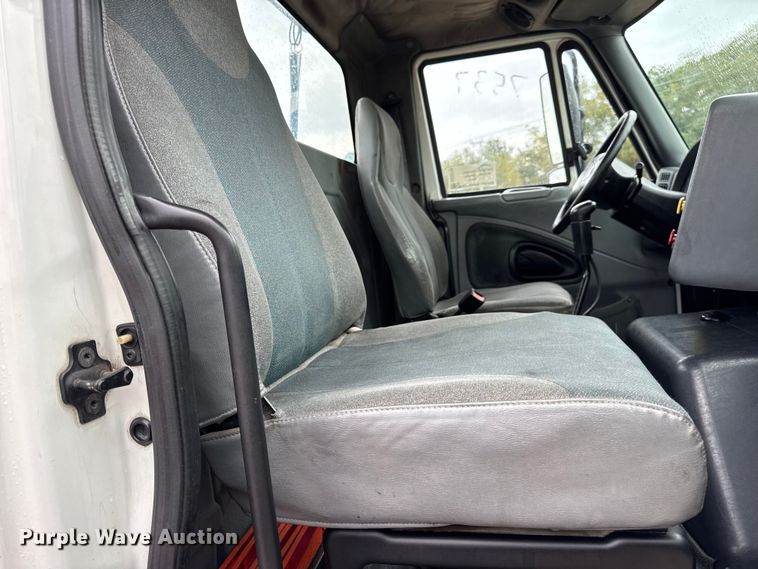 image for item DO2219 2007 International 8600 semi truck