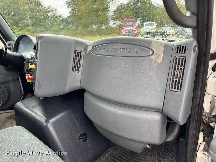 image for item DO2219 2007 International 8600 semi truck