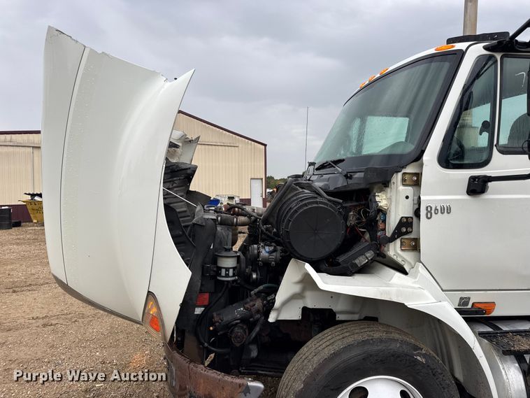 image for item DO2219 2007 International 8600 semi truck