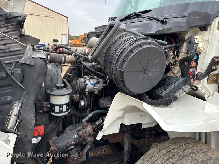 image for item DO2219 2007 International 8600 semi truck