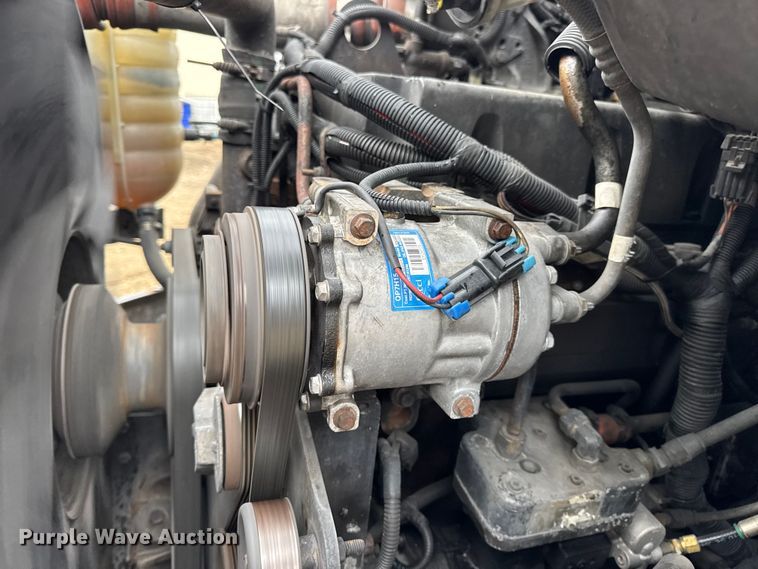 image for item DO2219 2007 International 8600 semi truck