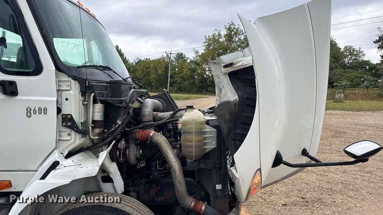image for item DO2219 2007 International 8600 semi truck