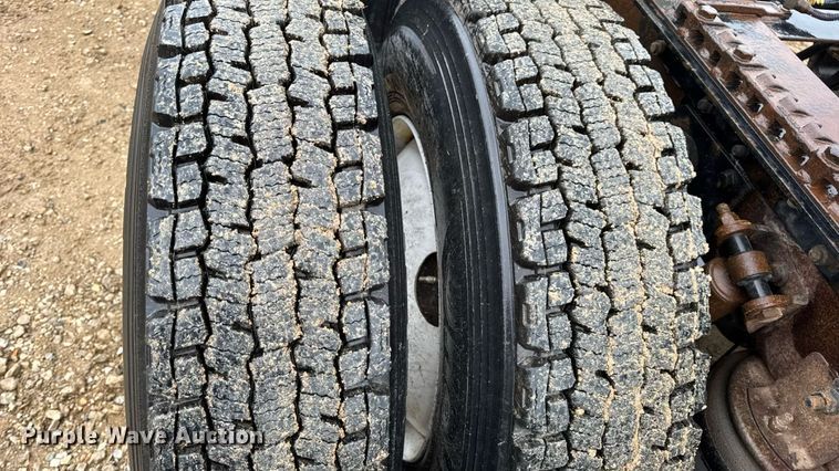 image for item DO2219 2007 International 8600 semi truck