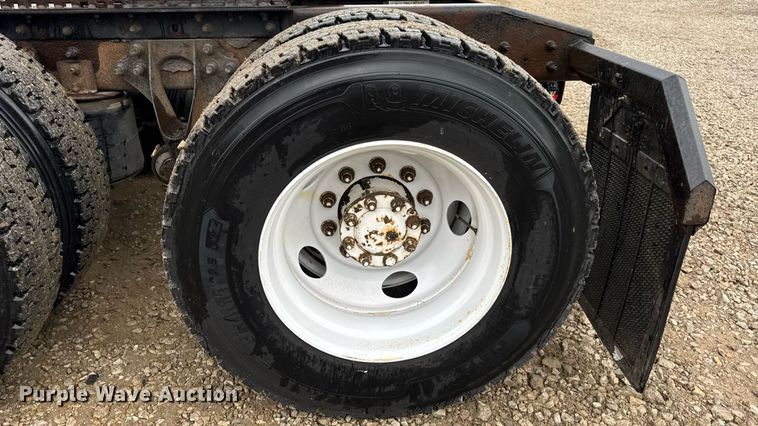 image for item DO2219 2007 International 8600 semi truck