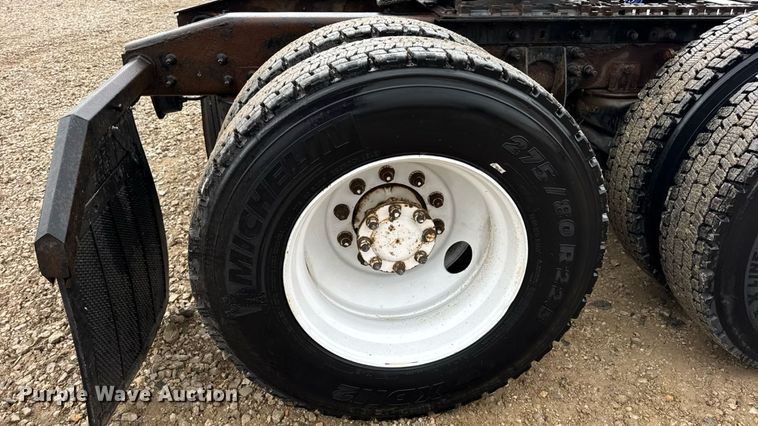 image for item DO2219 2007 International 8600 semi truck