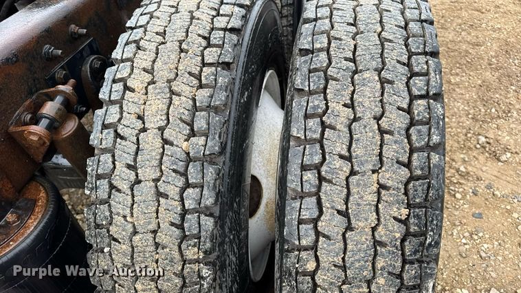 image for item DO2219 2007 International 8600 semi truck